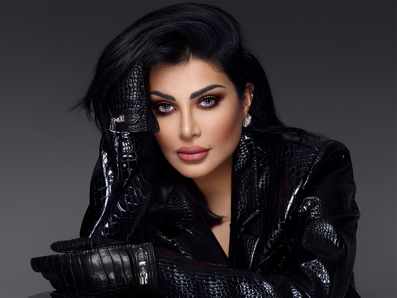 عدسات امارا - عبوة من عدستين - ألوان المشاهير 2022 - أمل العواضي - اشواريا